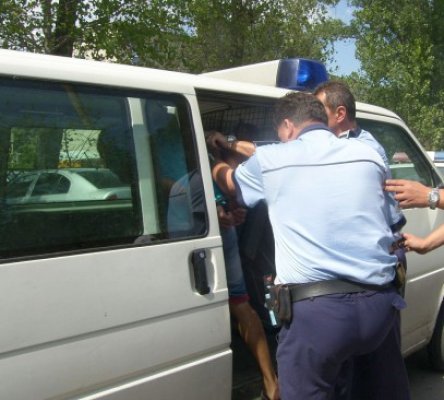 Doi indivizi condamnaţi pentru furt, săltaţi de poliţişti